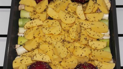 Ploché kuře (Crapaudine) s pečenými cibulemi, brambory a jablky
