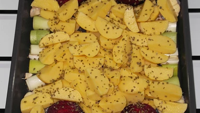 Ploché kuře (Crapaudine) s pečenými cibulemi, brambory a jablky