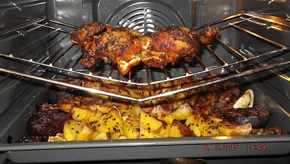 Ploché kuře (Crapaudine) s pečenými cibulemi, brambory a jablky