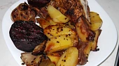 Ploché kuře (Crapaudine) s pečenými cibulemi, brambory a jablky