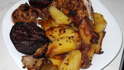 Ploché kuře (Crapaudine) s pečenými cibulemi, brambory a jablky