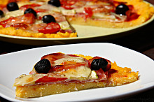 Polentová "pizza" na řezu
