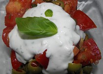 Rajčatový salát s olivami a bazalkou