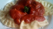 Ravioli plněné masem s italskou omáčkou