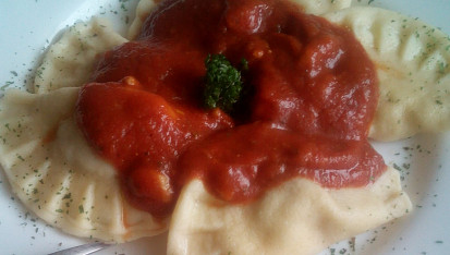 Ravioli plněné masem s italskou omáčkou