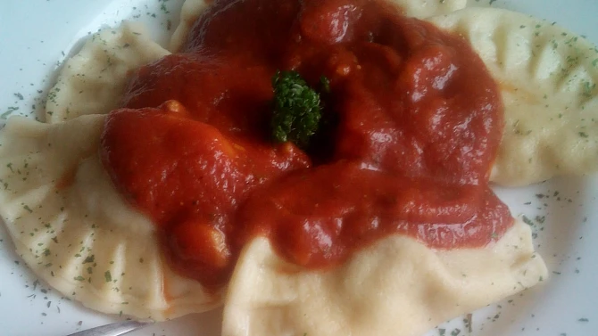 Ravioli plněné masem s italskou omáčkou