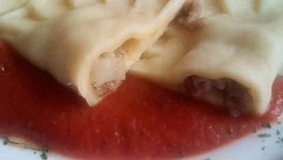 Ravioli plněné masem s italskou omáčkou