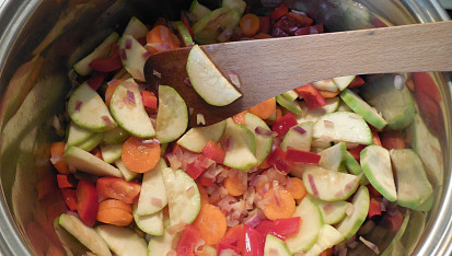 Rýžové nudle se zeleninou, restování zeleniny