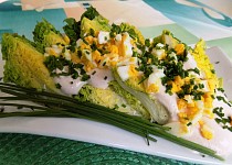 Salátová srdíčka s pažitkou a vajíčkem