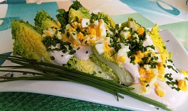 Salátová srdíčka s pažitkou a vajíčkem