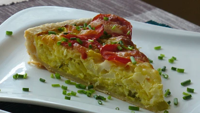 Slaný koláč s květákem a bramborami