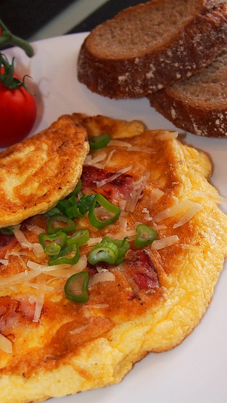 Vaječná omeleta s parmazánem a pršutem