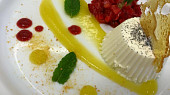 Vanilková panna cotta s jahodovo-medovým tataráčkem, ovocným coulis a prachem z pomerančů