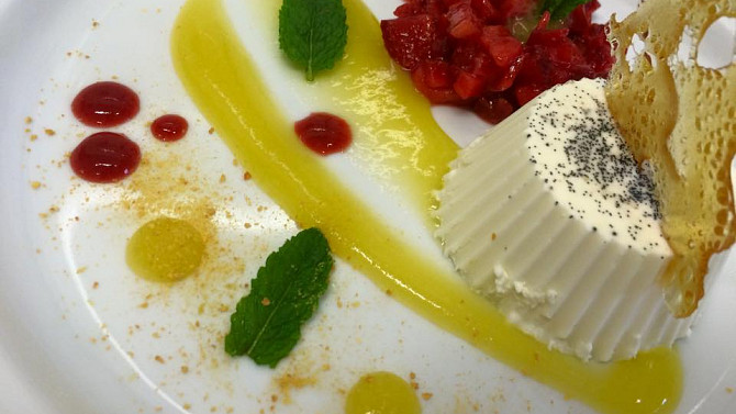 Vanilková panna cotta s jahodovo-medovým tataráčkem, ovocným coulis a prachem z pomerančů