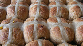 Velikonoční věnec (Hot cross buns)