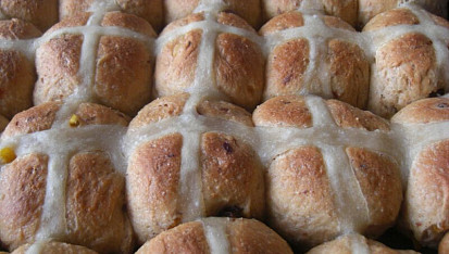 Velikonoční věnec (Hot cross buns)
