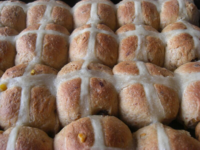 Velikonoční věnec (Hot cross buns)
