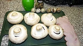 Žampiony  vystlané šunkou a plněné křepelčím vajíčkem