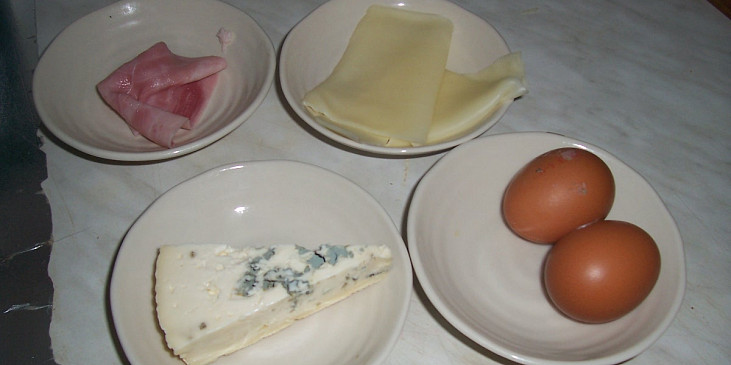 Zapečená Niva se šunkou, sýrem  a vejci (suroviny)