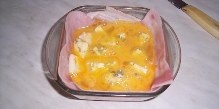 Zapečená Niva se šunkou, sýrem  a vejci (třetí krok)