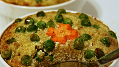 Zapečená quinoa s hráškem a zakysanou smetanou