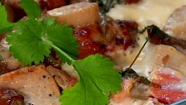 Zapečené gnocchi s vepřovou panenkou, hříbky a sušenou šunkou