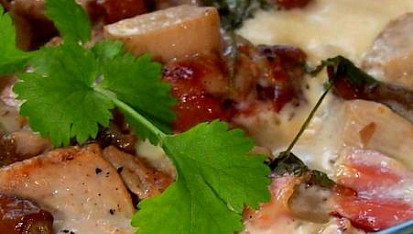 Zapečené gnocchi s vepřovou panenkou, hříbky a sušenou šunkou