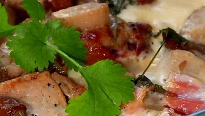 Zapečené gnocchi s vepřovou panenkou, hříbky a sušenou šunkou
