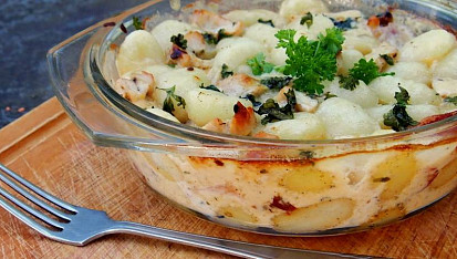 Zapečené gnocchi s kuřecím masem, se třemi druhy sýrů