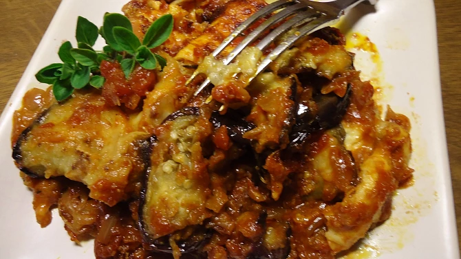 Zapečený lilek s parmezánem a mozzarellou