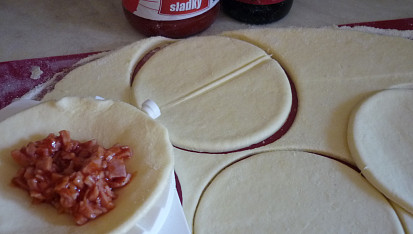 Americké "pirožky" z tvarohového těsta se šunkou