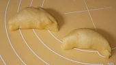 Bratislavské rohlíčky, smotané jdou na plech