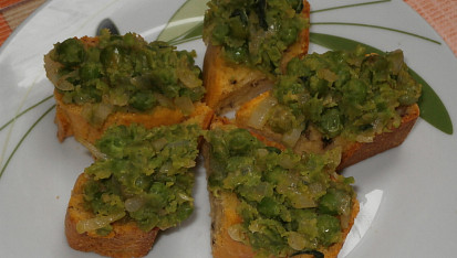 Bruschetta s hráškem a šalotkami