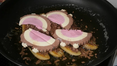 Čokoládové banány se zmrzlinou, před flambováním