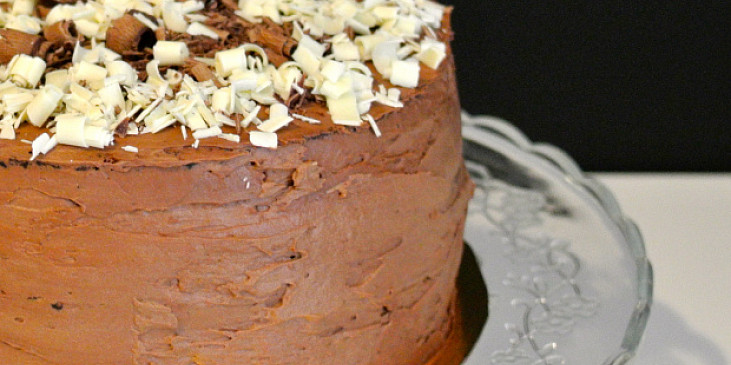 Čokoládový dort s čokoládovým krémem a hoblinami