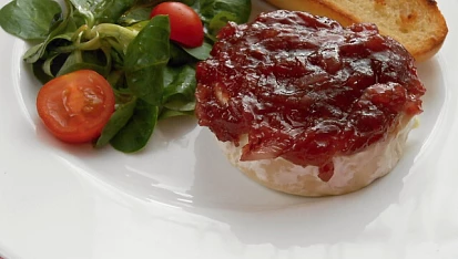 Grilovaný Hermelín s karamelizovanou cibulí na pivě