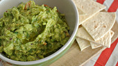 Guacamole a čedarové trojúhelníčky