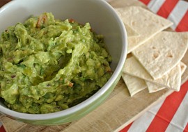 Guacamole a čedarové trojúhelníčky