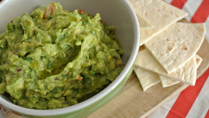 Guacamole a čedarové trojúhelníčky