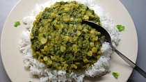 Dal palak (indická kaše ze žlutého hrachu se špenátem)