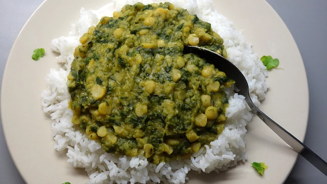 Dal palak (indická kaše ze žlutého hrachu se špenátem)