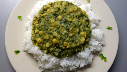 Dal palak (indická kaše ze žlutého hrachu se špenátem)