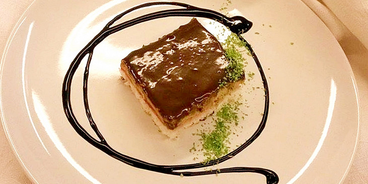 Kokosový koláč s krémem a čokoládovou polevou