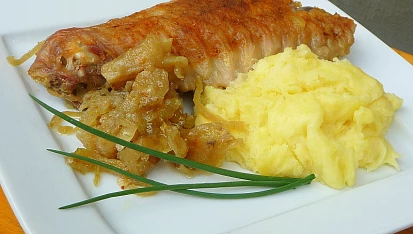 Krůtí křídla na celeru s cibulí