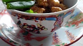 Kuřecí kung pao s rýží a salátem z pekingského zelí