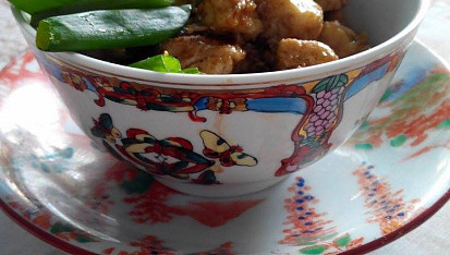 Kuřecí kung pao s rýží a salátem z pekingského zelí