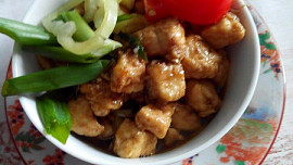 Kuřecí kung pao s rýží a salátem z pekingského zelí