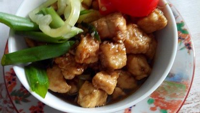 Kuřecí kung pao s rýží a salátem z pekingského zelí