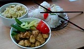 Kuřecí kung pao s rýží a salátem z pekingského zelí