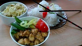 Kuřecí kung pao s rýží a salátem z pekingského zelí